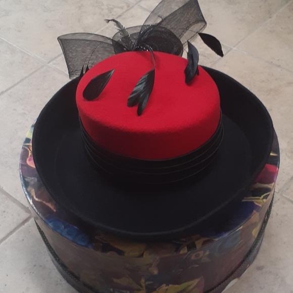 *SOLD*VINTAGE ๐Red & Black Wool Hat w/Plum - Picture 3 of 6